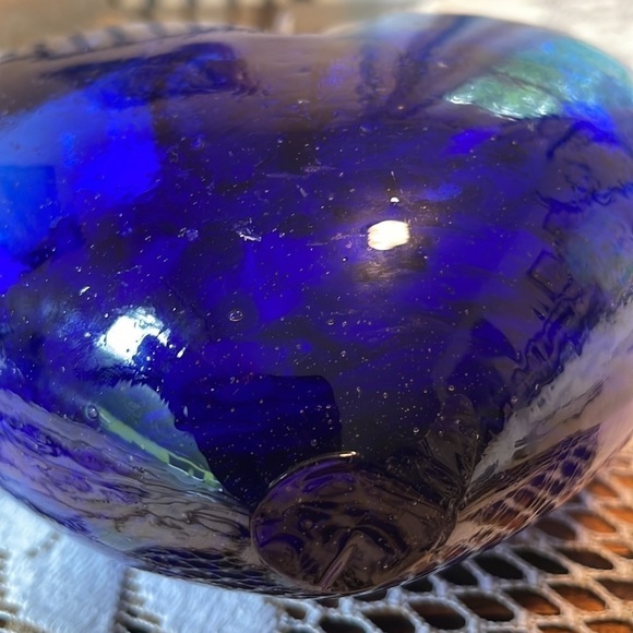 💓Host Pick💓 Cobalt Blue Handblown Heart Shaped Vase Metal Hugging Vines - Picture 7 of 15